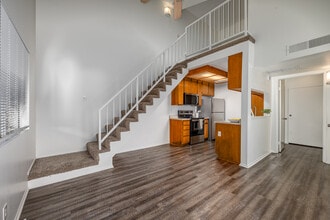 Las Flores Apartments in Santa Clarita, CA - Foto de edificio - Building Photo