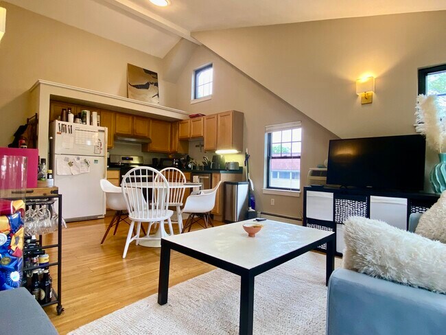 241 River St, Unit 10R