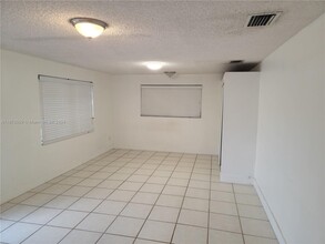 3292 SW 24th St-Unit -2 in Miami, FL - Building Photo - Building Photo