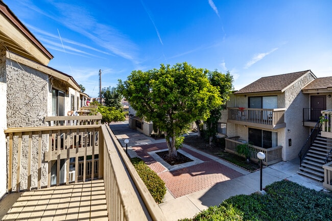 Lincoln Villas Apartment Homes in Anaheim, CA - Building Photo - Building Photo