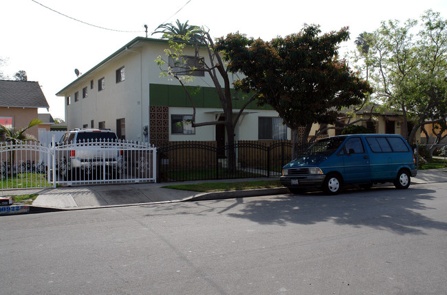 10926 Acacia Ave in Inglewood, CA - Building Photo - Building Photo