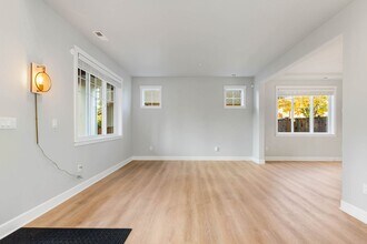 11722 NE 112th St in Kirkland, WA - Building Photo - Building Photo