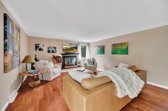 74 Hollister Way S in Glastonbury, CT - Building Photo - Building Photo