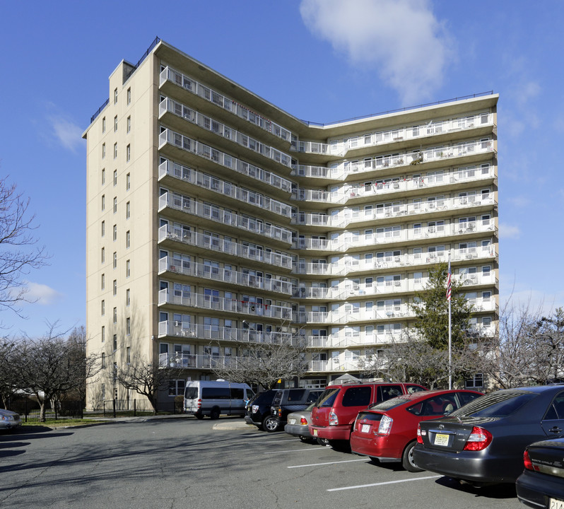 Back Bay Gardens in Bayonne, NJ - Building Photo