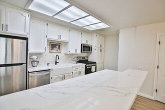 17200 Newhope St in Fountain Valley, CA - Building Photo - Building Photo