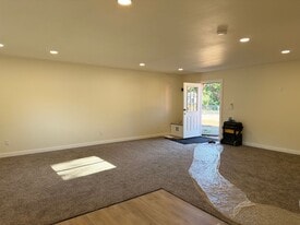 300 N 2nd St in Springdale, WA - Building Photo