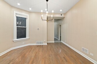 2653 W Hirsch St, Unit 1 in Chicago, IL - Foto de edificio - Building Photo