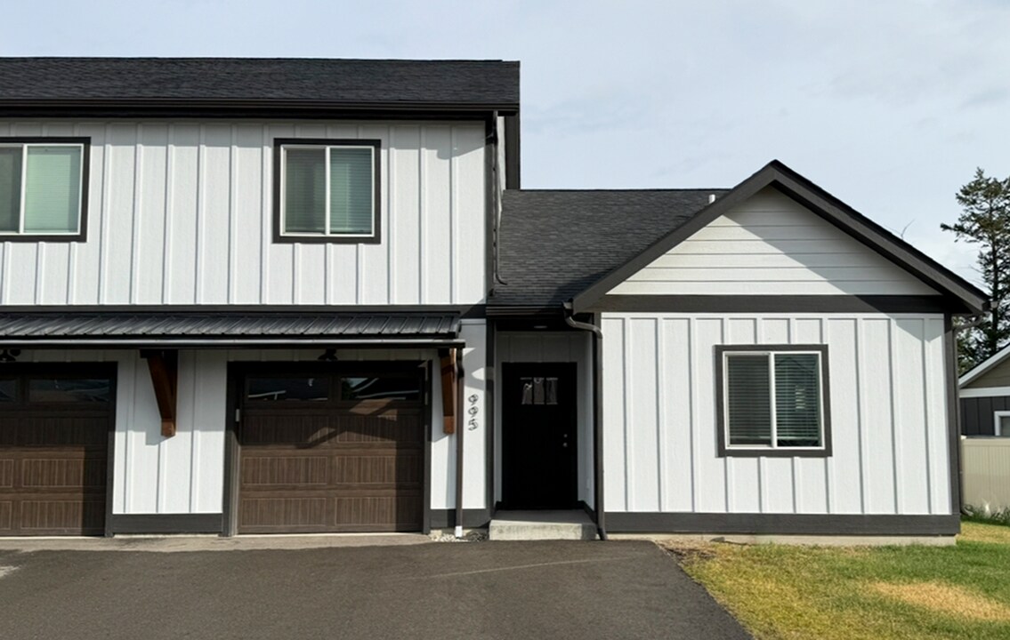 995 N Camas Ln in Kalispell, MT - Building Photo