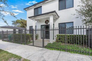 11851 SW 220th St in Miami, FL - Building Photo