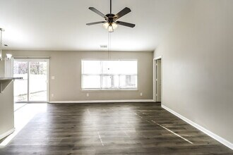 5012 Broad Leaf Ct in Dallas, NC - Foto de edificio - Building Photo