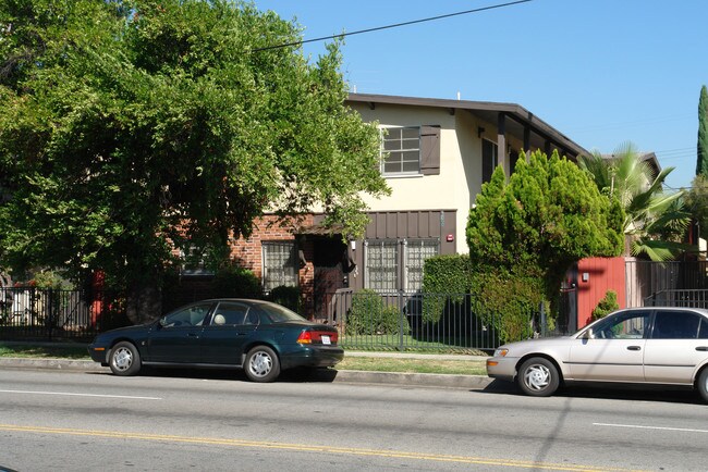 6322 Coldwater Canyon Ave in North Hollywood, CA - Foto de edificio - Building Photo
