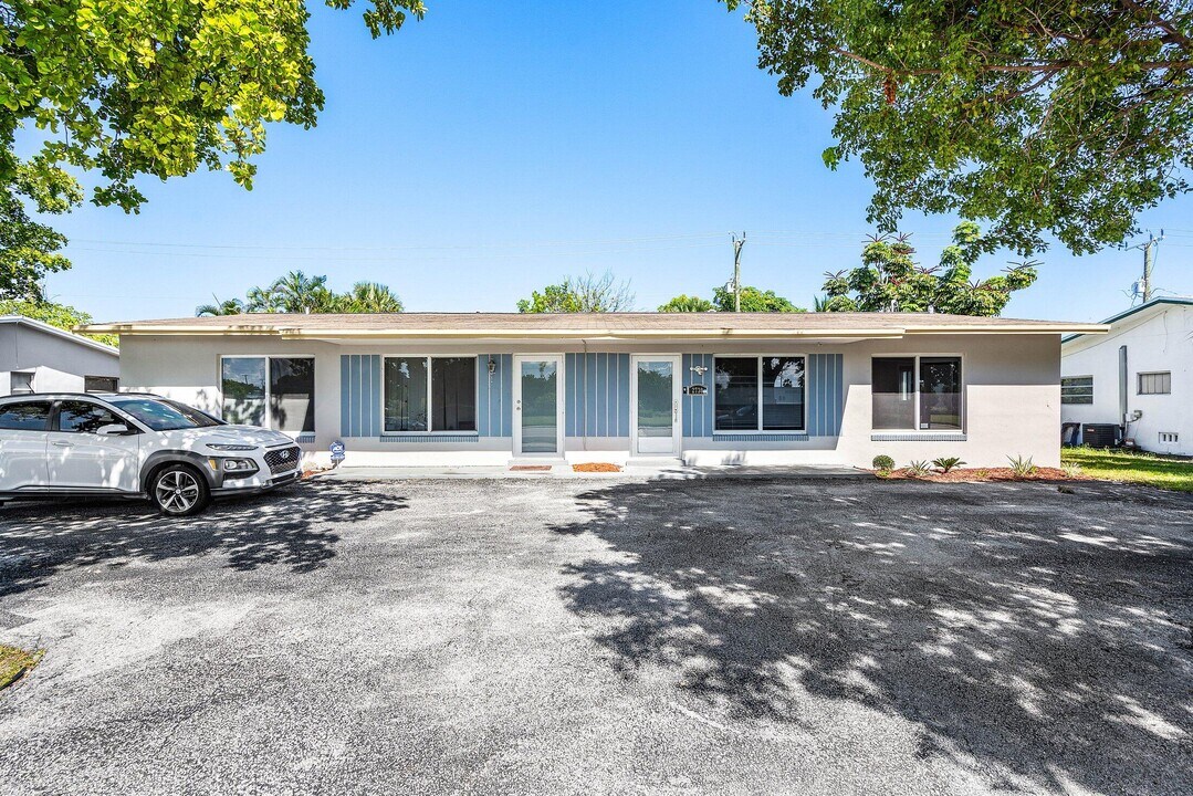 2730 N Dixie Hwy in Boca Raton, FL - Building Photo