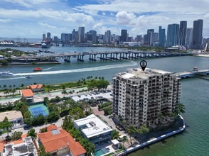 801 N Venetian Dr, Unit 201 in Miami Beach, FL - Foto de edificio - Building Photo