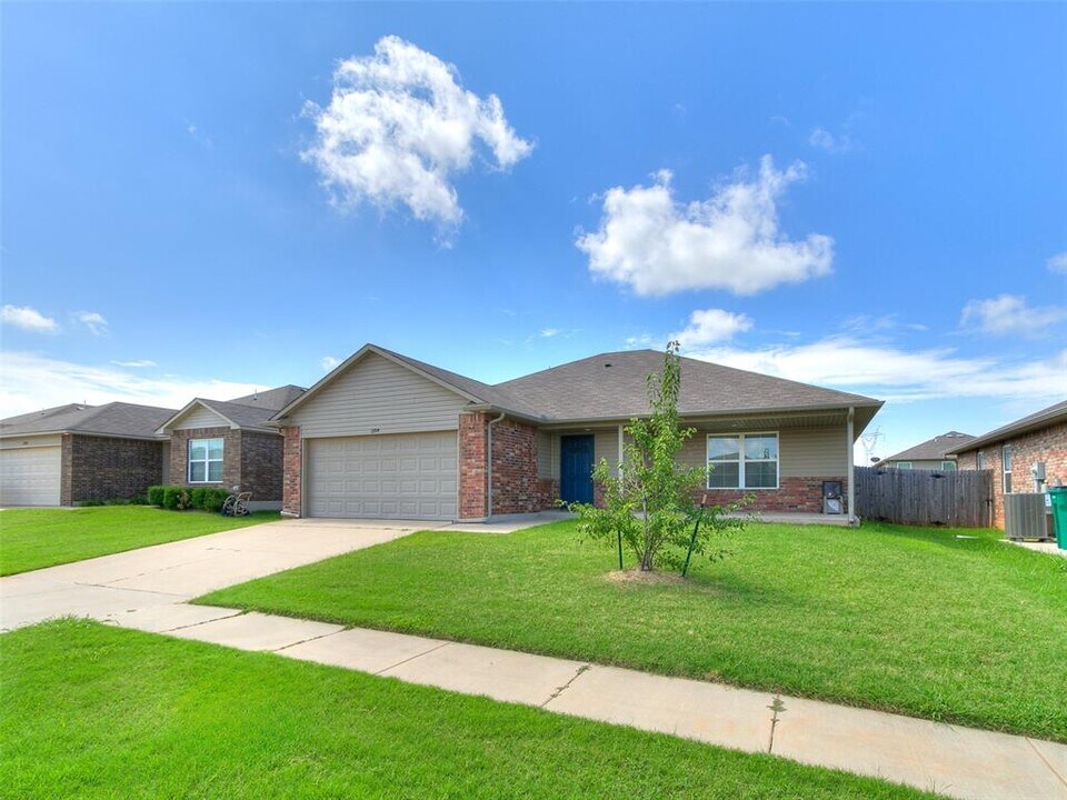 11104 NW 99th St in Yukon, OK - Building Photo