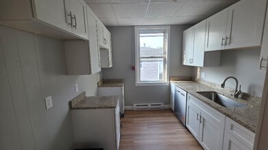 9 West St in Bristol, RI - Building Photo - Building Photo