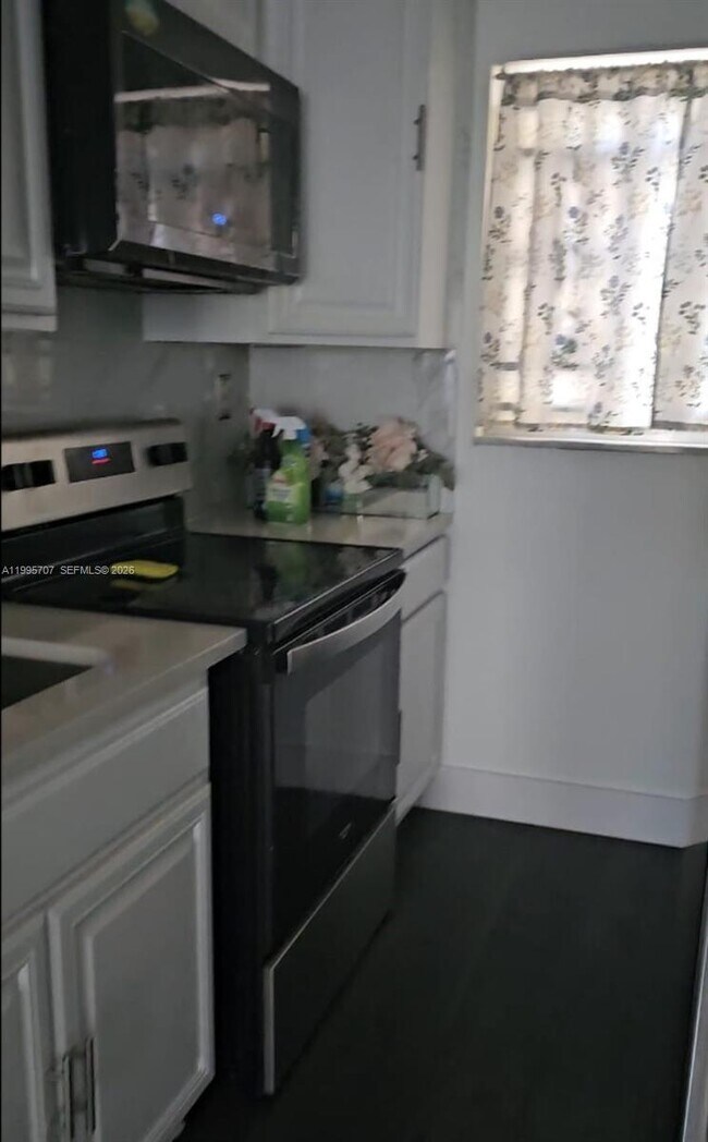 6055 W 19th Ave in Hialeah, FL - Foto de edificio - Building Photo