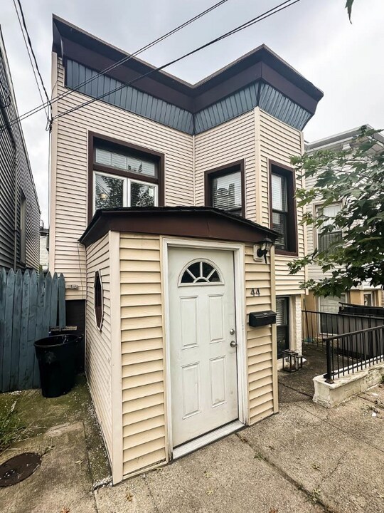 44 Pierce Ave in Jersey City, NJ - Foto de edificio