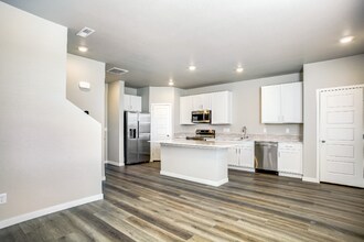 337 Molinar St in Johnstown, CO - Foto de edificio - Building Photo