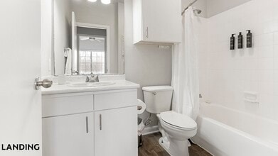 9835 Fredericksburg Rd in San Antonio, TX - Foto de edificio - Building Photo