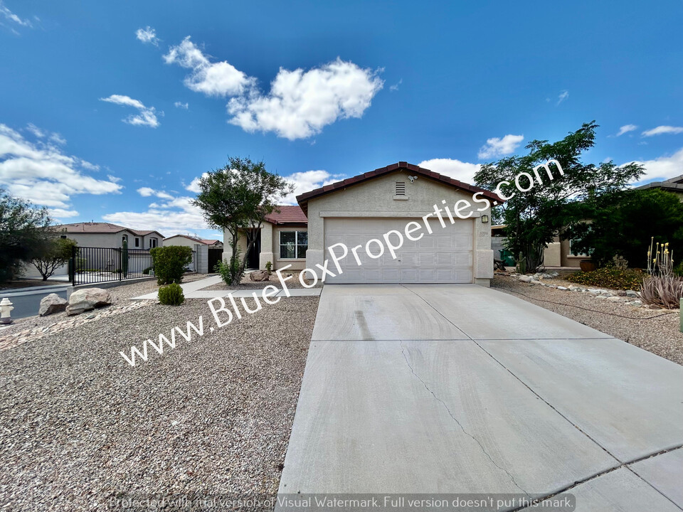 5706 W King Snake Dr in Tucson, AZ - Foto de edificio