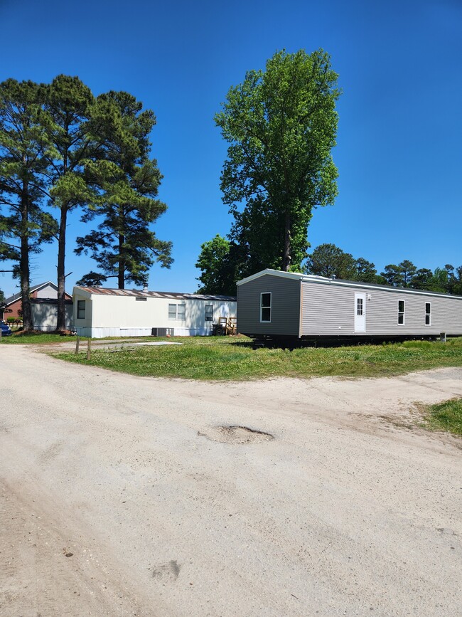 109 Hussey Mhp Ln in Beulaville, NC - Foto de edificio - Building Photo