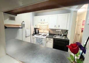 9 Boulder Ct in Coram, NY - Building Photo - Building Photo