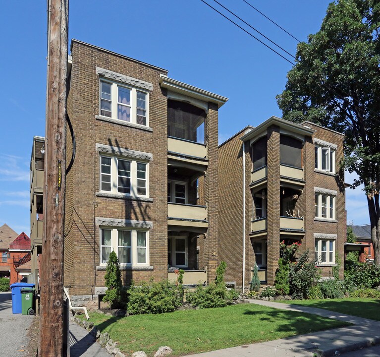 38 West Ave S in Hamilton, ON - Building Photo