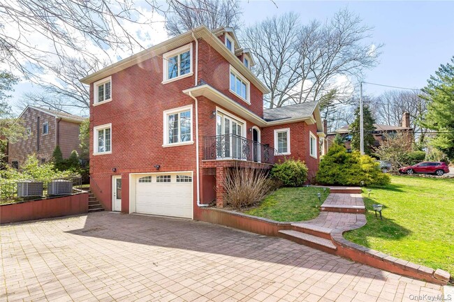 2 Avalon Rd in Great Neck, NY - Building Photo - Building Photo