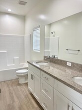 9812 Krista Vineyard Way in Bakersfield, CA - Foto de edificio - Building Photo