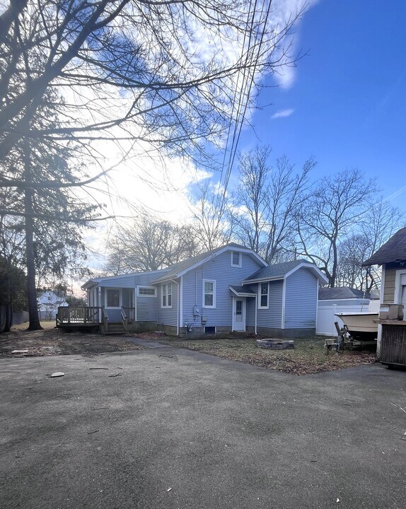 24 Arnold Ave in Babylon, NY - Building Photo