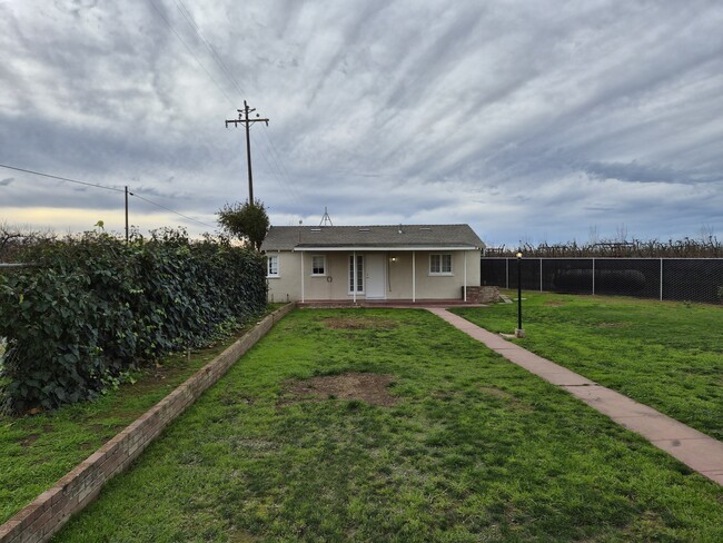 21884 E Clayton Ave in Reedley, CA - Building Photo - Building Photo