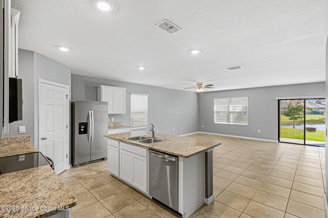 3743 Coachman Ln SE in Palm Bay, FL - Building Photo