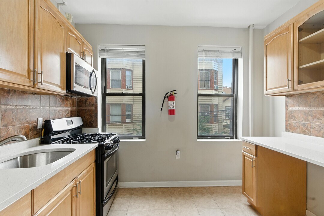 217 44th St in Union City, NJ - Building Photo