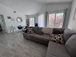 5593 NW 102nd Pl in Doral, FL - Building Photo - Building Photo