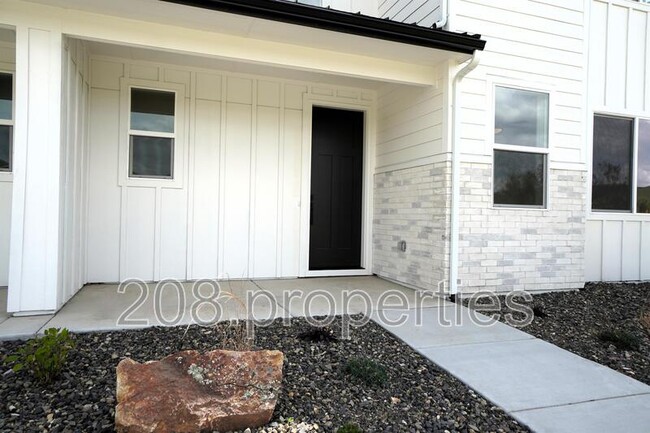 5630 W Glass Ln in Garden City, ID - Building Photo - Building Photo