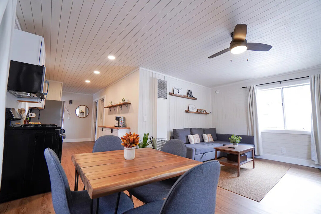 405 Holmes Ln in Sugarloaf, CA - Building Photo