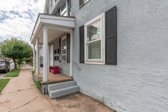 324 E Washington St in Charles Town, WV - Foto de edificio - Building Photo