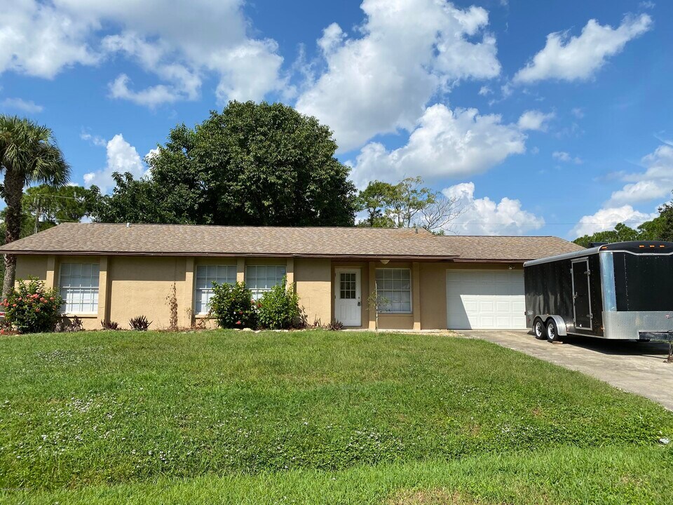 541 Santa Martia St SW in Palm Bay, FL - Building Photo