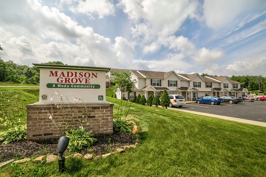 Madison Grove in Slippery Rock, PA - Foto de edificio