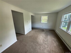 98 E Market St in Hyde Park, NY - Building Photo - Building Photo