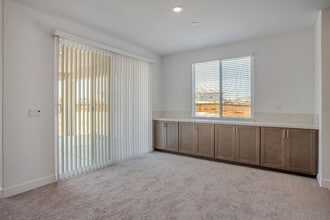 2064 Baker Ct in Woodland, CA - Foto de edificio - Building Photo