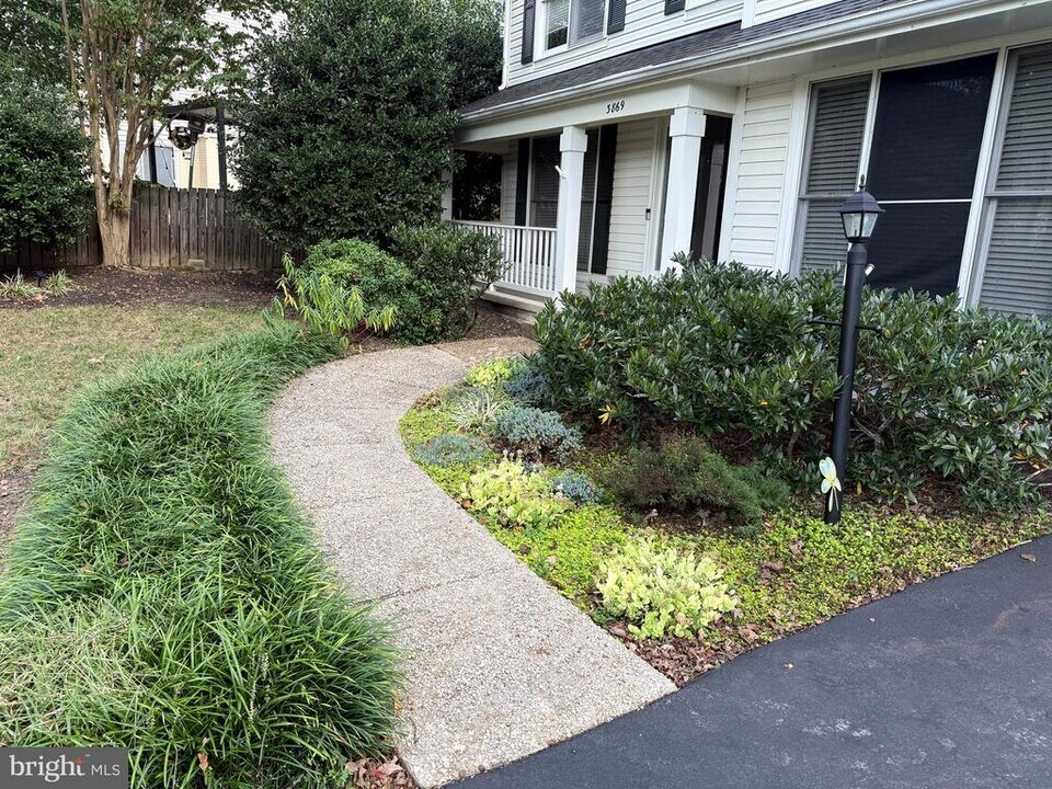 3869 Appaloosa Dr in Woodbridge, VA - Building Photo