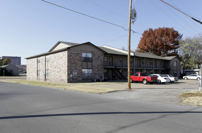 Cara Manor Apartments in Bartlesville, OK - Building Photo - Building Photo