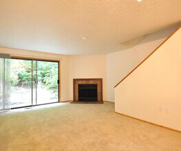 Los Verdes Townhomes in Gladstone, OR - Building Photo - Building Photo