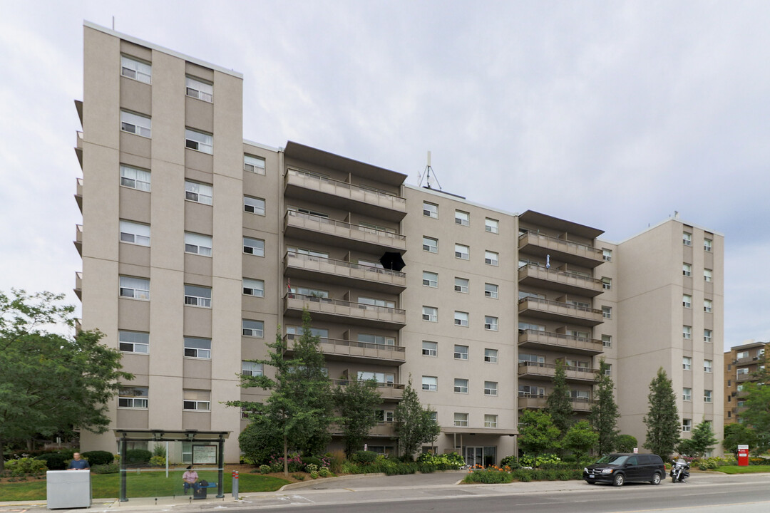 The Sheridan Manor in Mississauga, ON - Building Photo