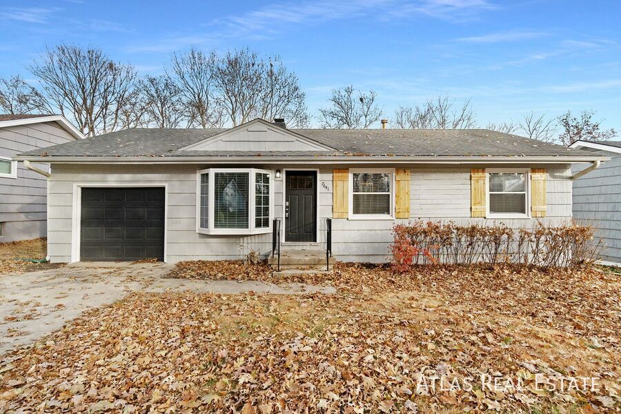 7641 Falmouth St in Prairie Village, KS - Building Photo