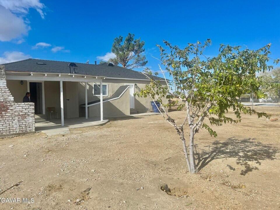 35236 82nd St E in Littlerock, CA - Building Photo
