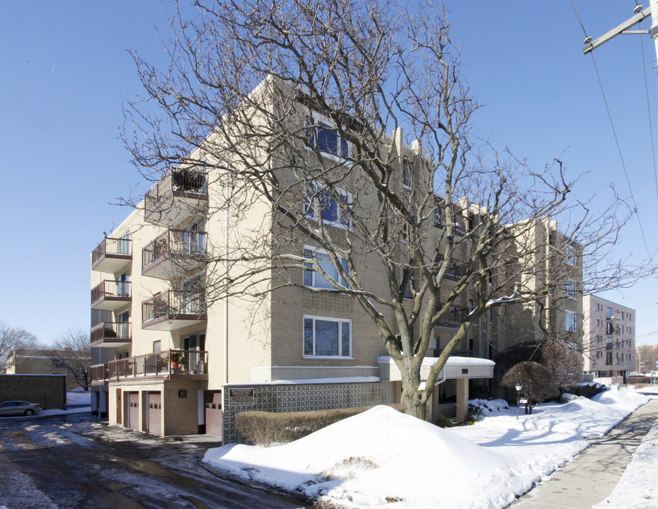 900 S Des Plaines River Rd in Des Plaines, IL - Foto de edificio