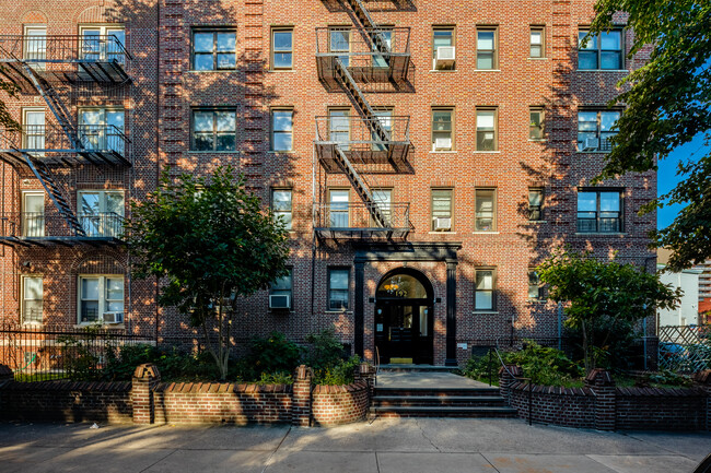 192 E 8th St in Brooklyn, NY - Foto de edificio - Building Photo