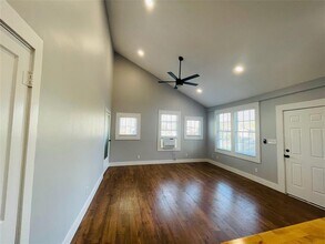 126 Smith Ln in San Marcos, TX - Foto de edificio - Building Photo